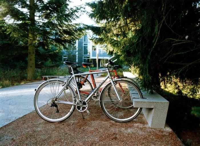 praktické betónové stojany na bicykle, v kombinácii s lavicou praktický-bike-parker-stojan na bicykel-dizajn-betónová lavica