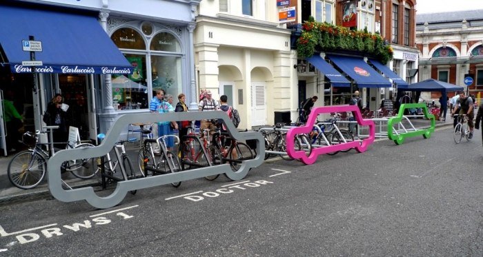 Mestské úložné možnosti vo výrazných farbách pre dizajn automobilu spôsobujú pocit Stojan na radové bicykle-dizajn-optika-do auta-svetlé-farby-zeleno-ružové
