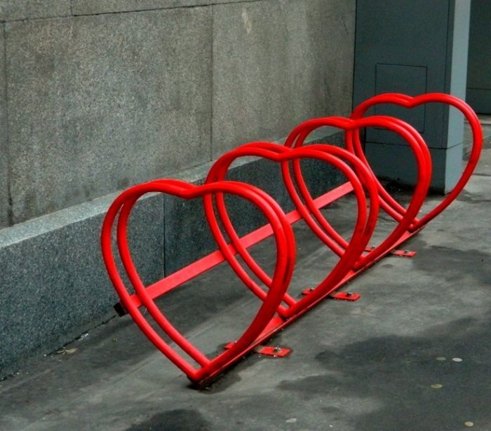Radový stojan na bicykle v tvare srdca vhodný na montáž na podlahu Držiak na stojan na veslovací bicykel, dizajn v tvare srdca, červeno potiahnutý, na podlahu