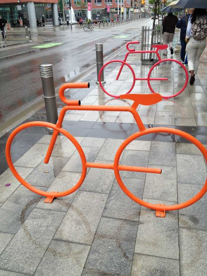 Dizajn stojanu na bicykle ako jednobodové bicykle v pôvodnej veľkosti, neónové farby Pouličný držiak na bicykel-jeden model-neónová farebná montáž na podlahu