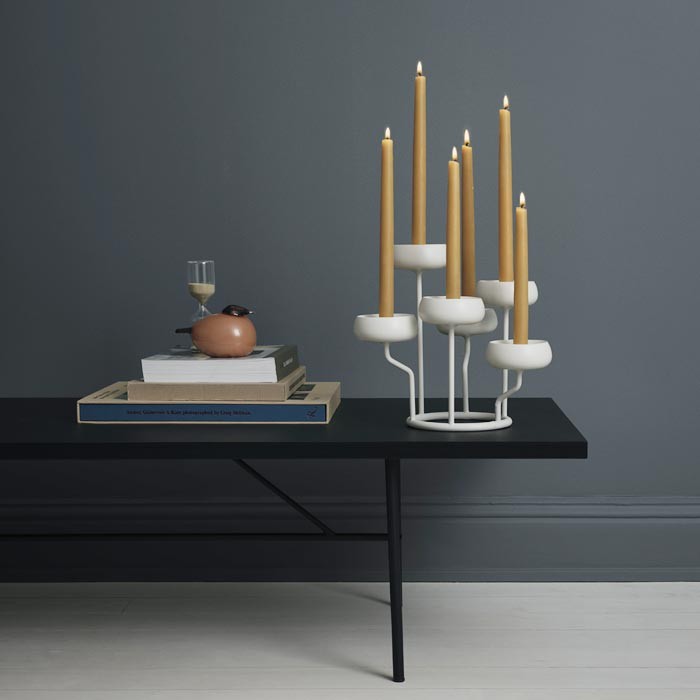 škandinávsky domáci dizajn-Fínsko-svietnik-kov-biela-iittala