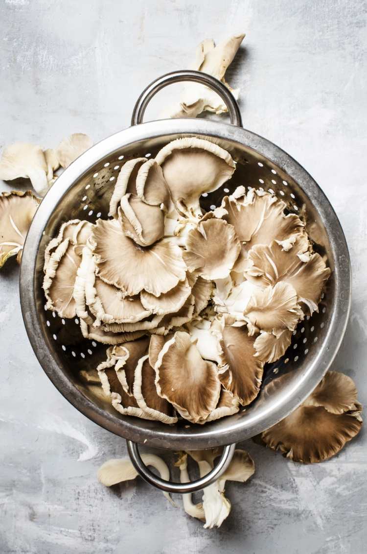 Hliva ustricová sa pripravuje rôznymi technikami, ako je restovanie, pečenie a varenie