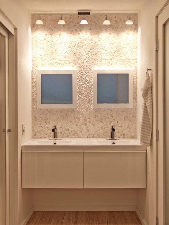 Osvetlenie doma-kúpeľňa-kamenný obklad-stena-zvýraznené