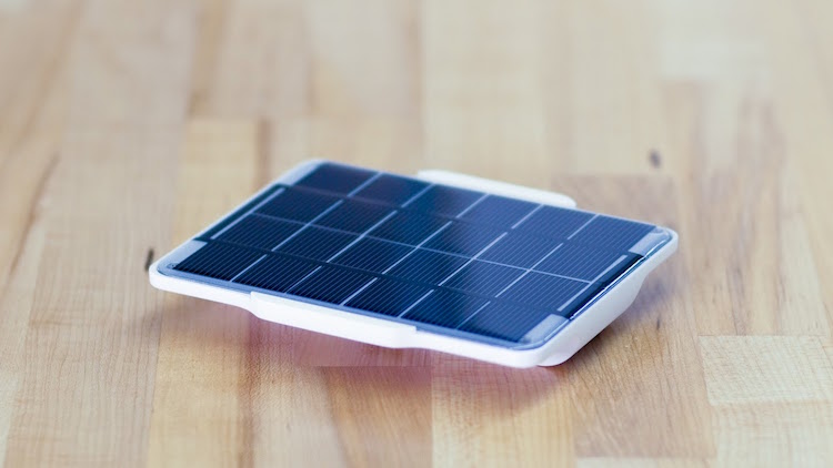 Automatické ovládanie žalúzií nepotrebuje napájanie, používa iba slnečnú energiu automatické ovládanie žalúzií -app-flipflic-solárna-batéria-nabíjanie