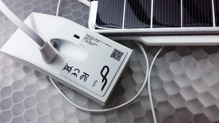 automatické ovládanie žalúzií je poháňané slnečnou energiou zariadenie na ovládanie žalúzií-automatická-aplikácia-flipflic-solárna-batéria