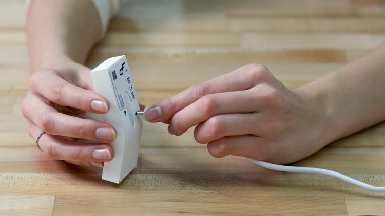 jedno nabitie vydrží 30 dní blind-control-automatic-app-flipflic-device-weis-usb-solar