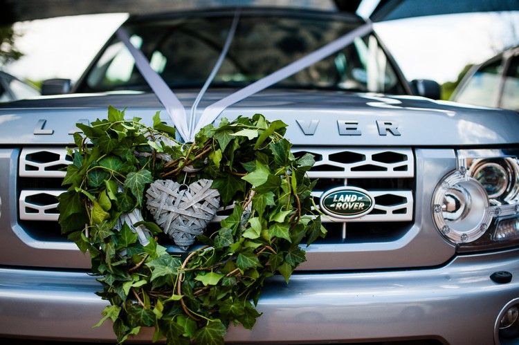 veniec z brečtanu v tvare srdca na Land Roveri auto-šperky-svadba-krajina-rover-brečtan-veniec