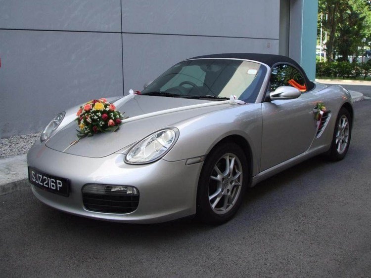 Porsche zdobené sviežimi ružami Auto-šperky-svadobné-kvetinové úpravy-predné-prichytenie