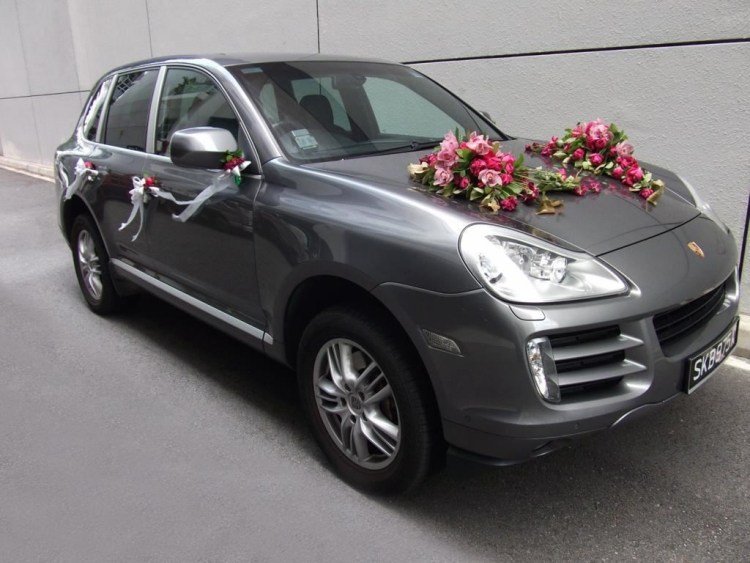 Zdobenie čerstvých kvetov - ruží na modernú svadbu Auto-šperky-svadba-čerstvé-kvety-ružová-farba