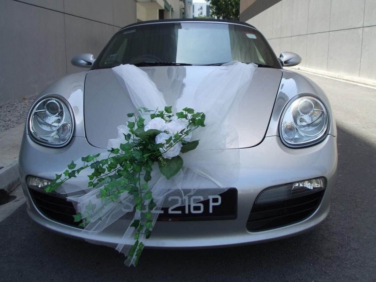 Romantické automobilové šperky s brečtanom a bielymi ružami Auto šperky-svadba-ruža-brečtan-moderné-auto deko