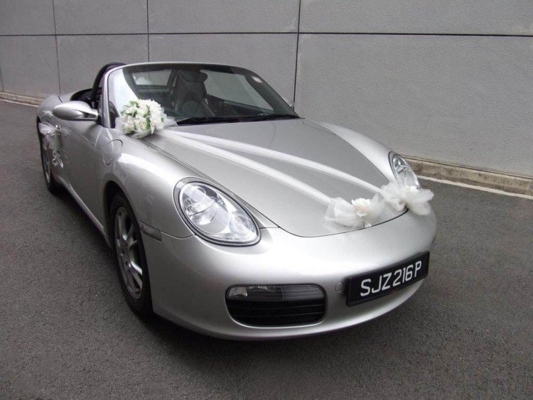 Biele ruže a mašle z organzy zdobia svadobné auto Automobilové šperky-svadba-biele-sedmokrásky-organzová mašľa-uhlopriečka