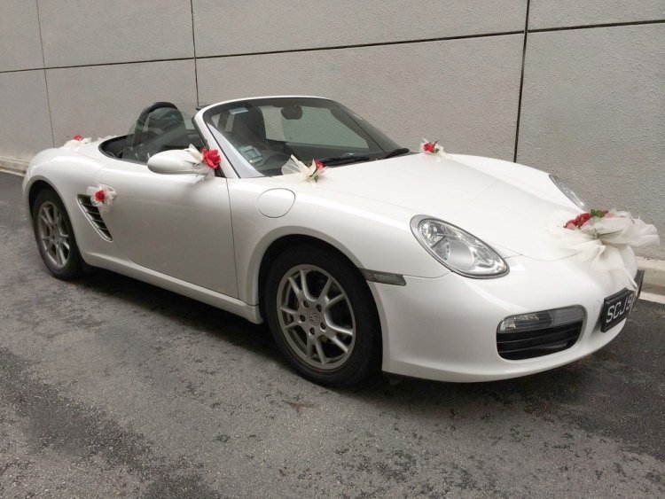 Červené ruže a organzová stuha ako dekorácia do auta Automobilový šperk-svadba-červená-ruža-organzová mašľa