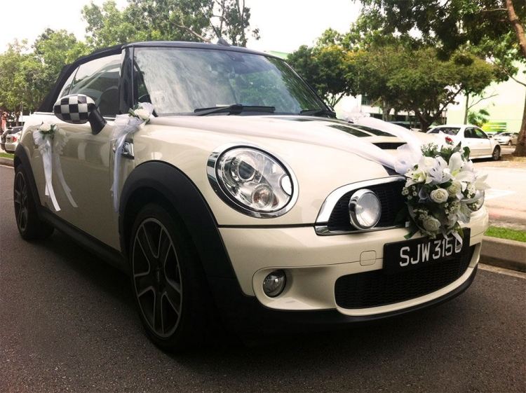 Malé svadobné auto zdobené ružami a kalami Automobilové šperky-svadba-biela-nezabudni-nie-stuha