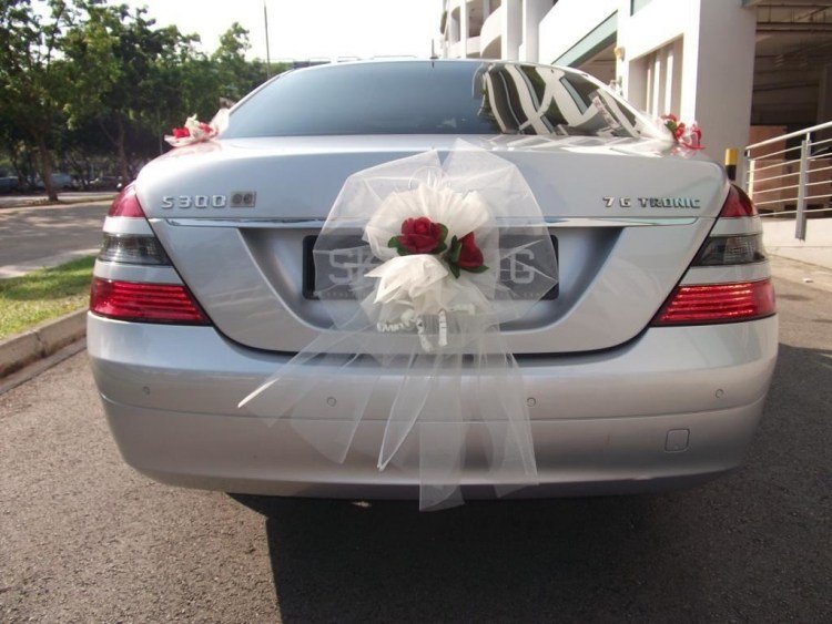 Dekorácia na svadbu - s červenými ružami Automobilové šperky-svadba-červená-ruža-organza