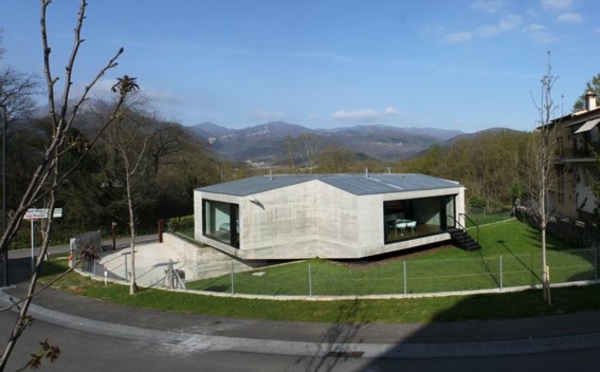španielsky-minimalistický-architektúra-luxusný-dom-štyri krídla
