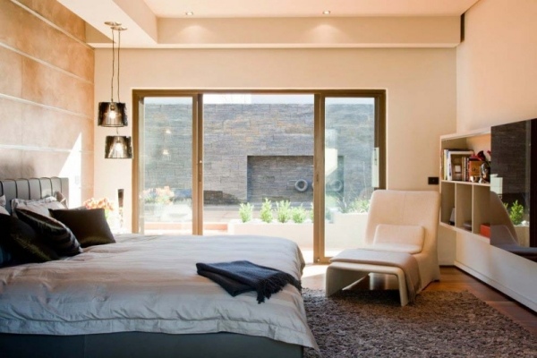 Záhrada s posuvnými sklenenými dverami do spálne