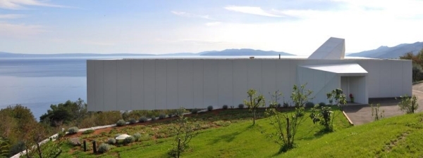 Moderný minimalistický dom na svahu s výhľadom na more Moderný minimalistický dom Chorvátsko s výhľadom na more