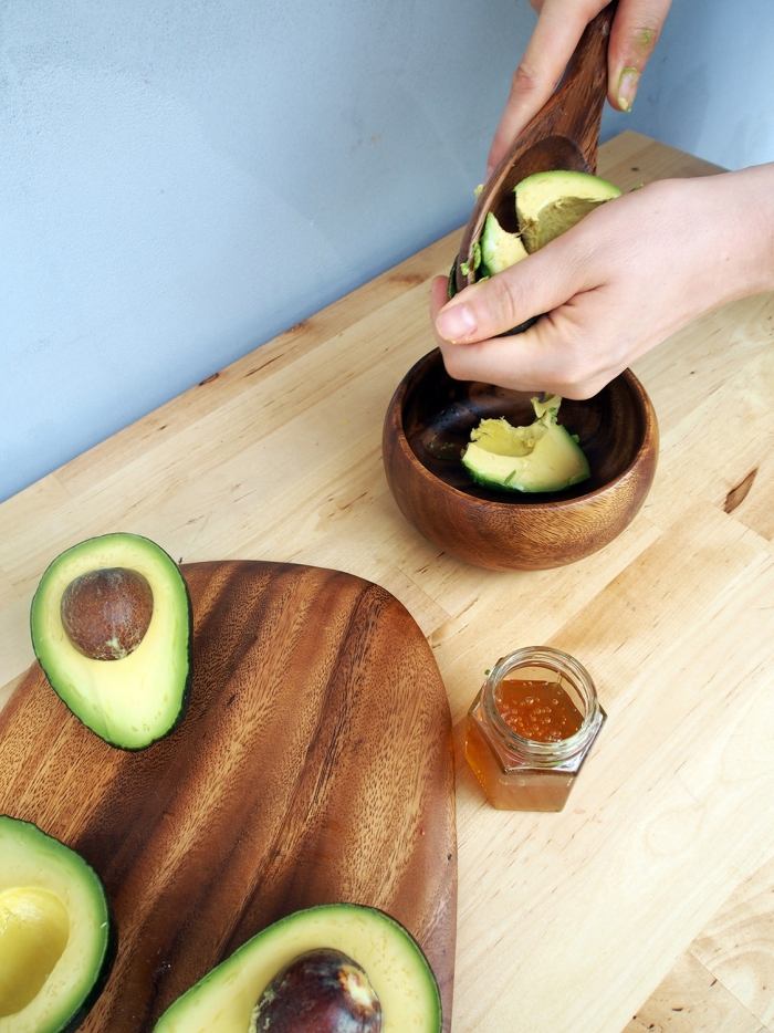 Avokádová maska ​​na vlasy proti suchým vlasom jednoduchá príprava