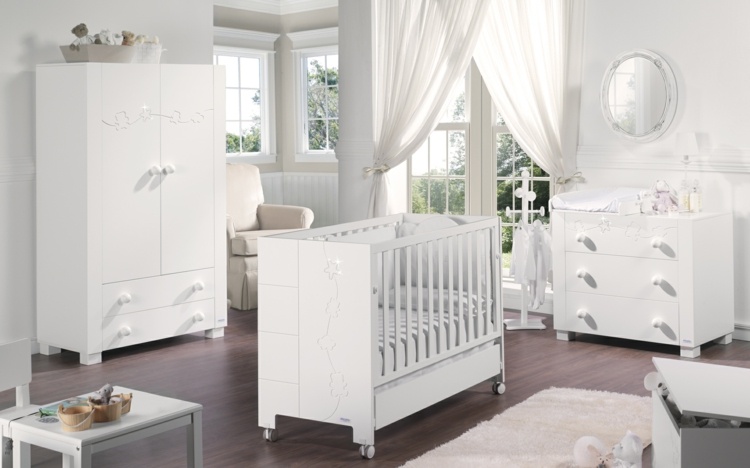 biela drevorezba šatníková skriňa so vzorom hviezdy