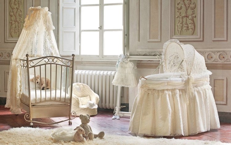 Vintage nábytok pre batoľatá a textil z bielej čipky v detskej izbe detská škôlka-zdobenie-pastelové farby-princezná-biela-čipka-jemná-vinobranie