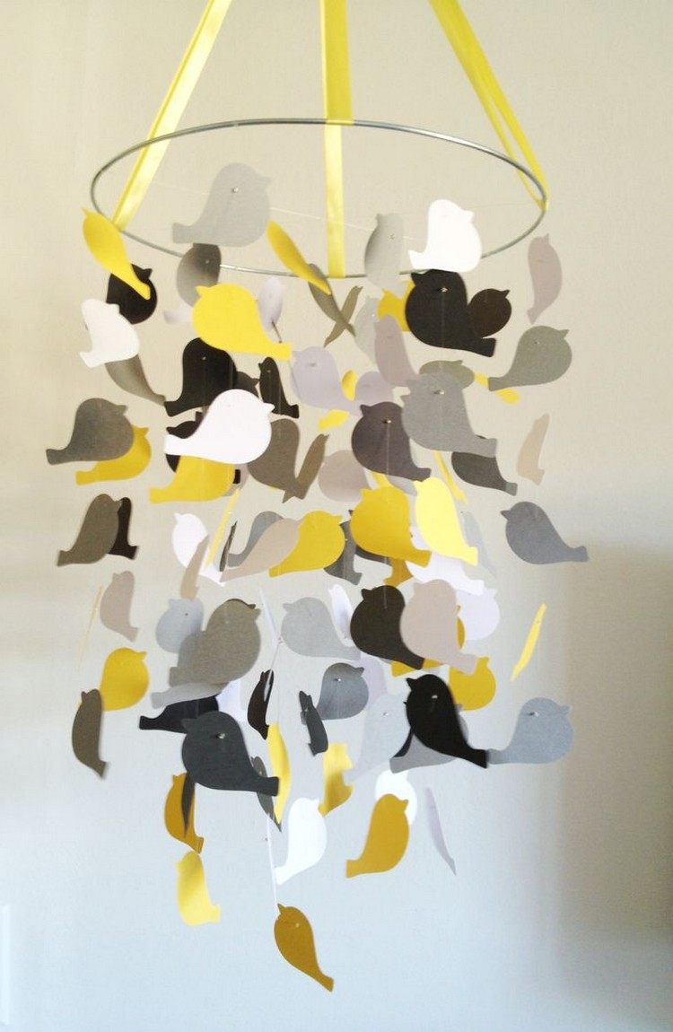 baby-mobile-do-it-yourself-drotár-papier-vtáčiky-žlto-šedo-biela
