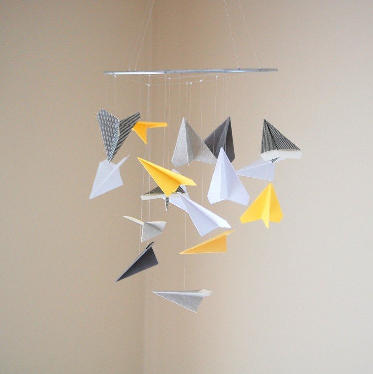 baby-mobile-do-it-yourself-drotár-papier-lietadlá-žlto-sivá