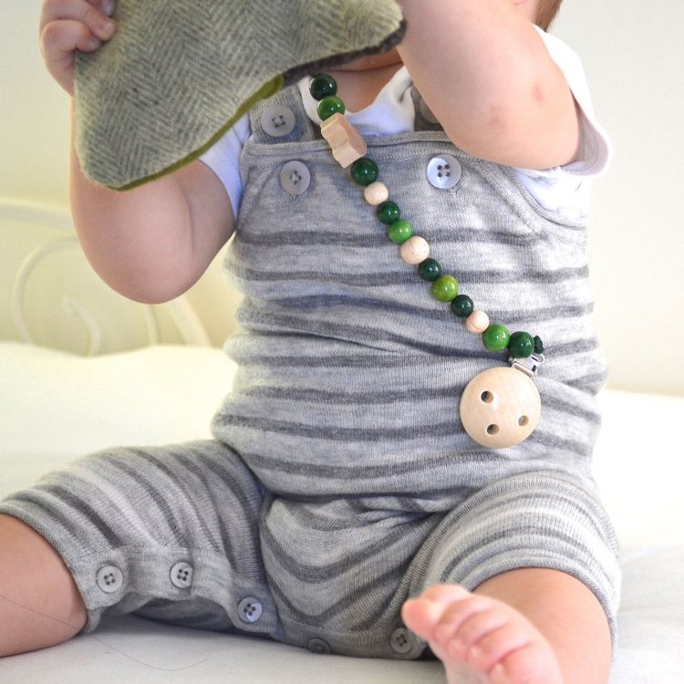 Vyrobte si reťaz z cumlíka ako drevo-zelený chlapec