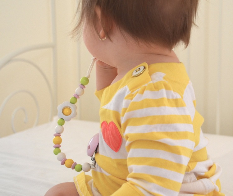 Vyrobte si retiazku na cumlík sami -dievča-pastelovo sfarbené-kvetinky