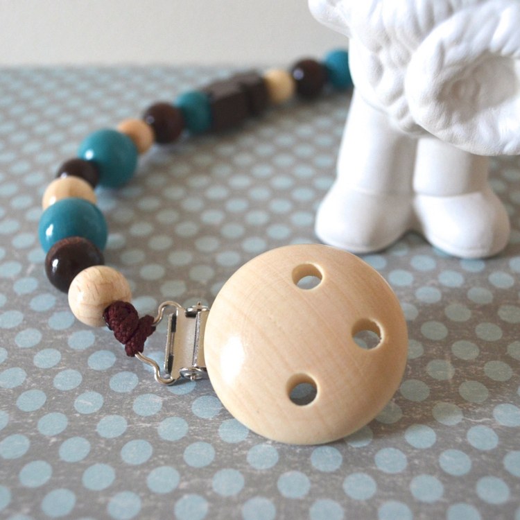 Vyrobte si retiazku na cumlík sami - drevené sponky - dierky - vzduch