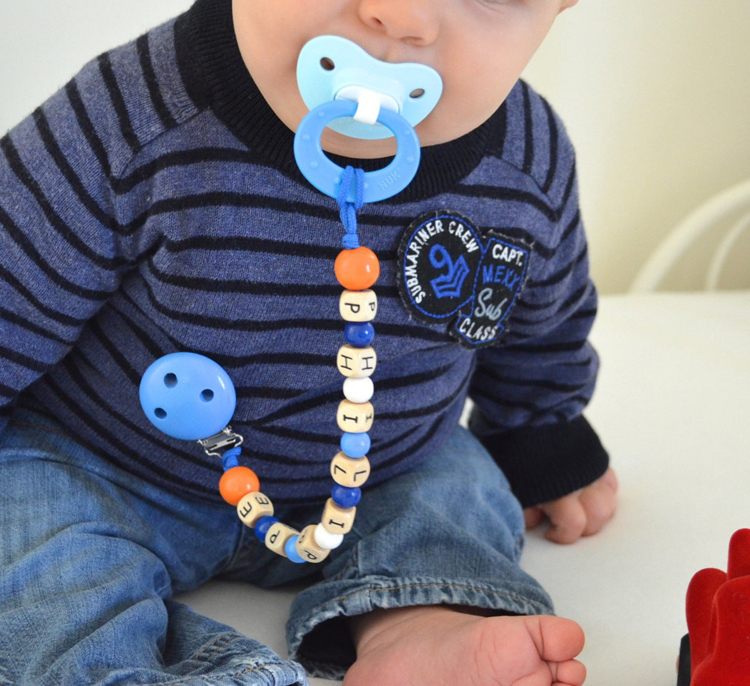 Vyrobte si retiazku na cumlík sami na meno-drevené kocky-modro-oranžové