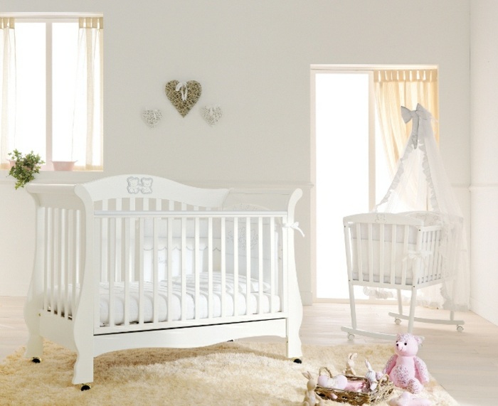 biela posteľ drevo motívy neutrálnych farieb