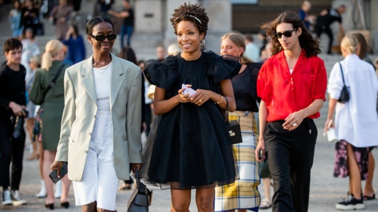 Šaty Babydoll kombinujú nafúknuté rukávy módne trendy 2020 žien