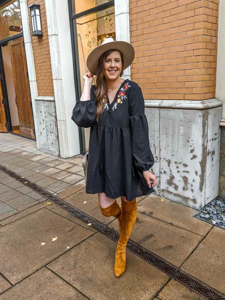 Kvetinové vzory kombinujú trendy v letných šatách Šaty Babydoll s nafúknutými rukávmi