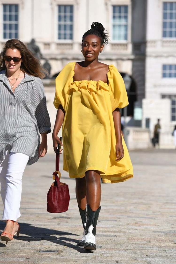 Nápady na oblečenie pre šaty Babydoll kombinujú kovbojské čižmy s šatami