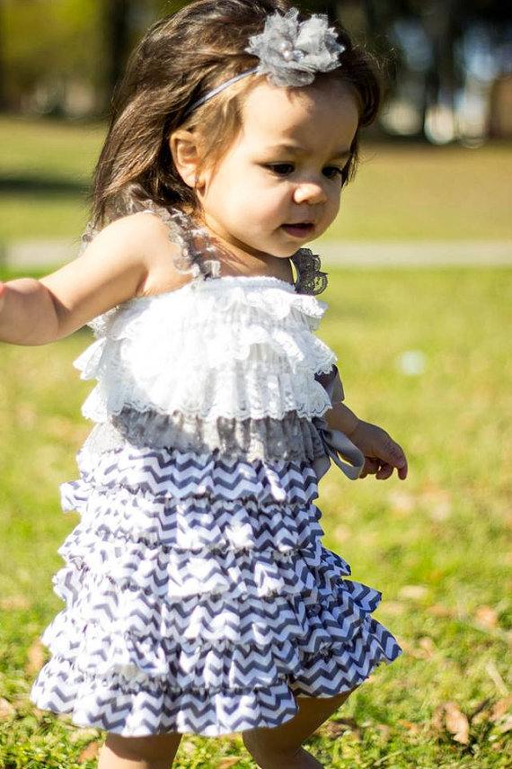 detské módne šaty so šušťavým cikcakovým vzorom bielo modrá čipka do vlasov baby-fashion-dress-šelest-cik-zag-vzor-biela-modrá-čipka-gumička do vlasov