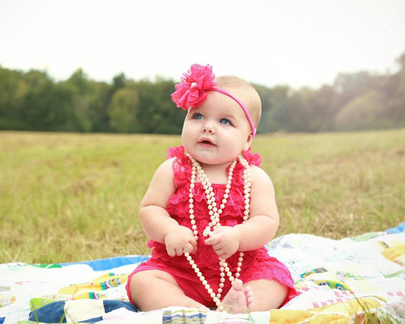 detská móda dievčatá čipkované šaty fuchsiová farebná čelenka perlový náhrdelník baby-fashion-girl-krajkové-šaty-fuchsie-farba-čelenka-perlový náhrdelník