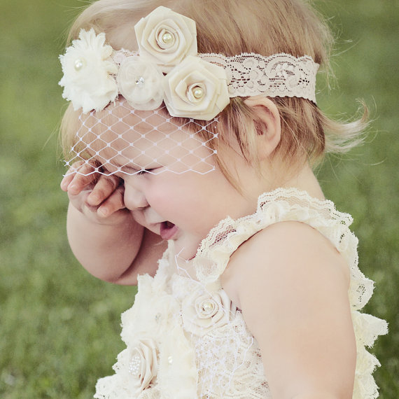 detské módne dievčatá čipkované šaty látkové ruže korálkové čelenky baby-fashion-girls-krajkové-šaty-látka-ruže-perleťové čelenky