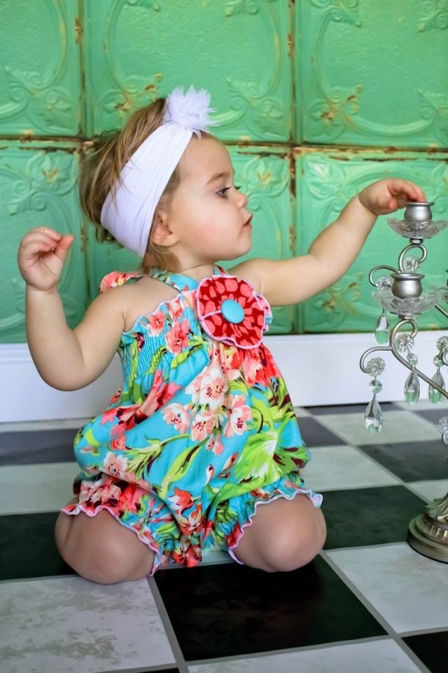 Letné šaty s kvetinovým vzorom pre batoľa batoľa-dievča-outfit-nápady-kvetinový-vzor-šaty-leto