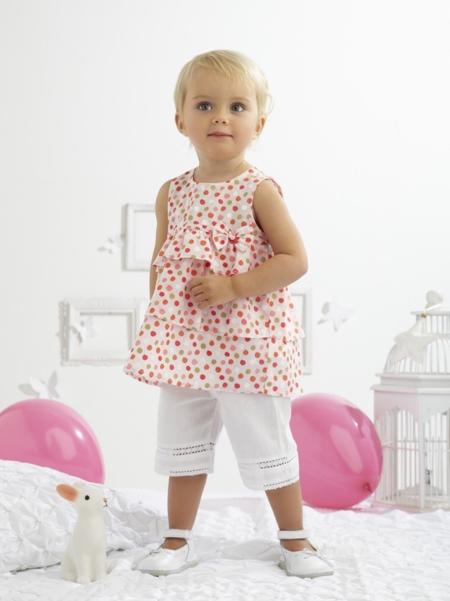 batoľa dievča oblečenie nápady bodkovaná tunika biele nohavice batoľa-dievča-outfit-nápady-bodkovaná-tunika-biele nohavice