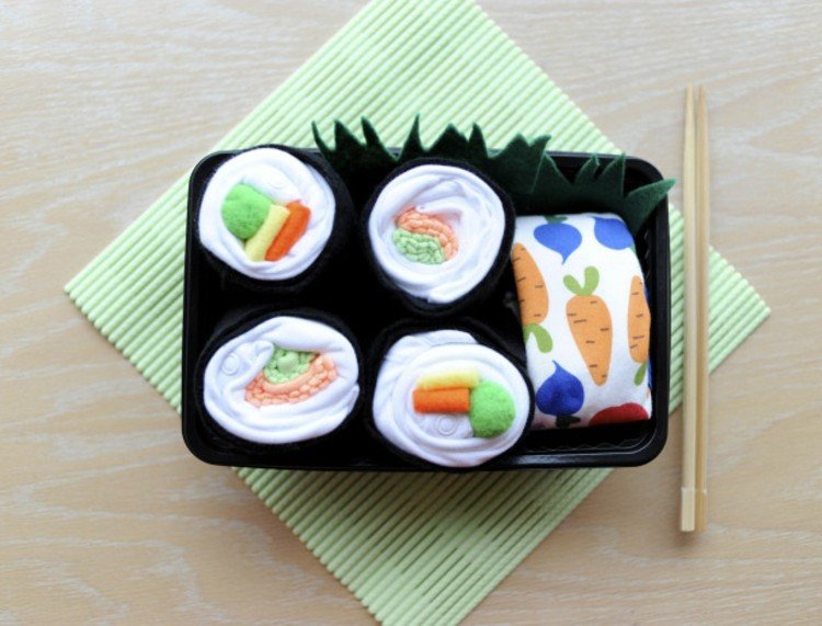 Detská sprcha darček - sushi sada oblečenia pre dieťa Detská sprcha-darčeky-sushi-sada-detské-oblečenie-urob si sám-drotár-biela-detská ponožka-wasabi-zelená-bobble