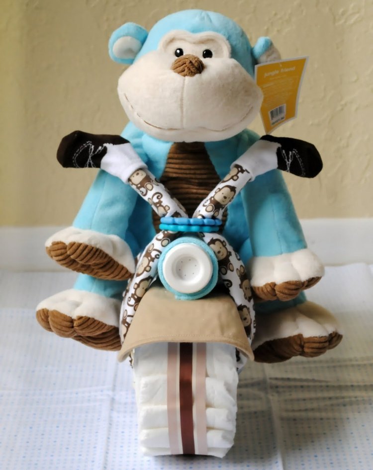 Plyšová hračka na motocykli s plienkami - tip na darček pre mladých Detská sprcha-darčeky-figúrka plienky-motorka-plyšová hračka-opice-dieťa modro-béžové-detské oblečenie
