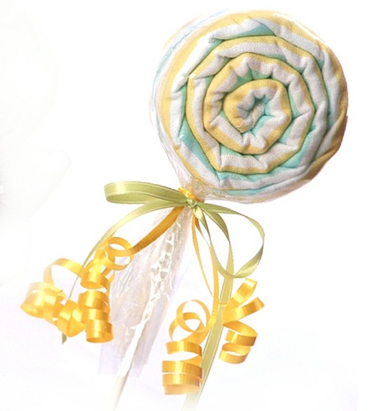 Detská sprcha - lízanko z detskej deky v žltej a mätovo zelenej farbe Detská sprcha-darčeky-lízanka-biela-detská deka-urob si sám-svetlo žltá-celofánová stuha