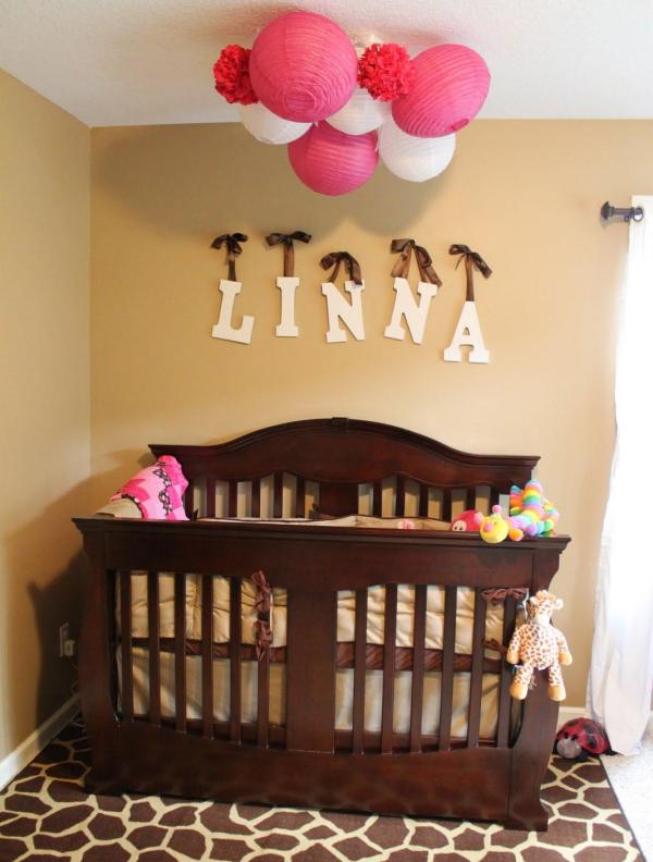 nápady na zdobenie škôlky koberec zo žirafy ružové lampáše