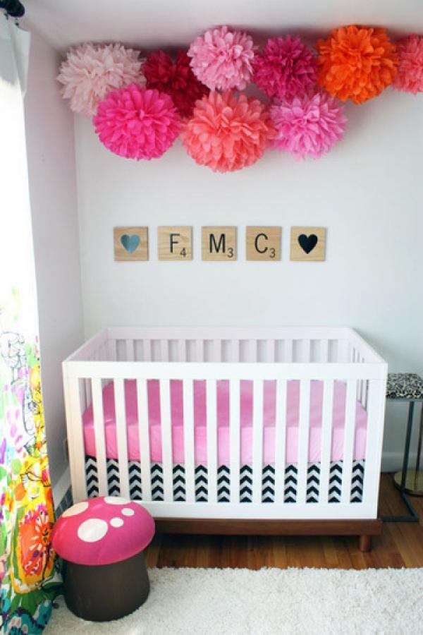 detská izba zdobenie pomponov nápady scrabble dekorácia steny