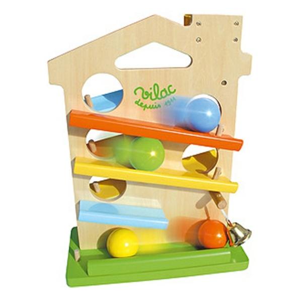 Detská izba zariadená dreveným dizajnom hračiek