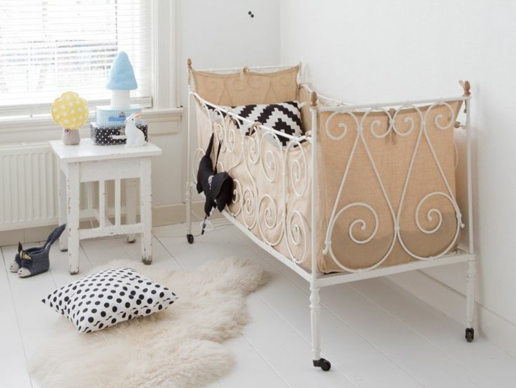 Detská izba v retro a ošarpanom štýle s kovovou posteľou detská izba-vinobranie-ošarpané-kovové-dekorácie-postele-žltá-kožušina