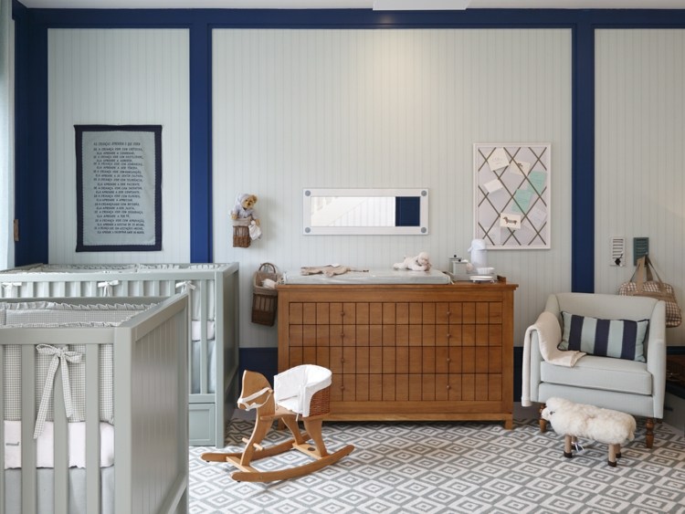 detská izba-dvojičky-modro-biele-chlapčenské-dojčiace-kreslo-komoda-drevený-hojdací koník