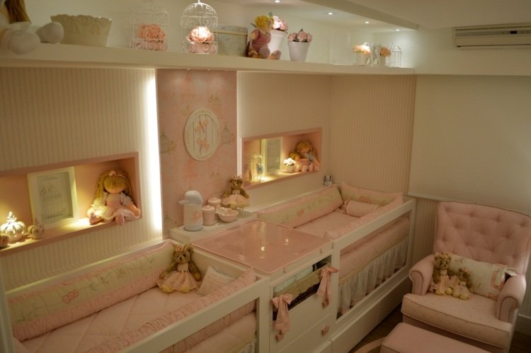 detská izba-dvojičky-originál-nápad-stropná polica-ružová-nábytok-kreslo-dievča-vstavané police