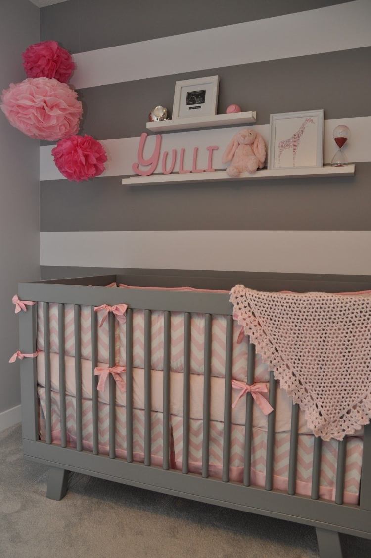detská izba sivoružové nástenné pruhy biela dekorácia pomponu