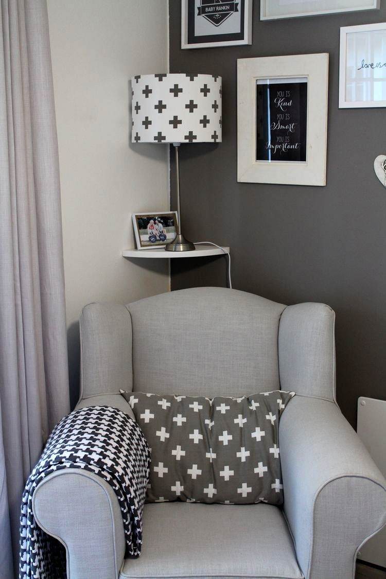 detská izba sivá biela kreslo vankúš lampa nástenné umenie